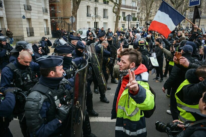 Нов бран протести ја парализираа Франција: Училиштата затворени, сообраќајот во застој