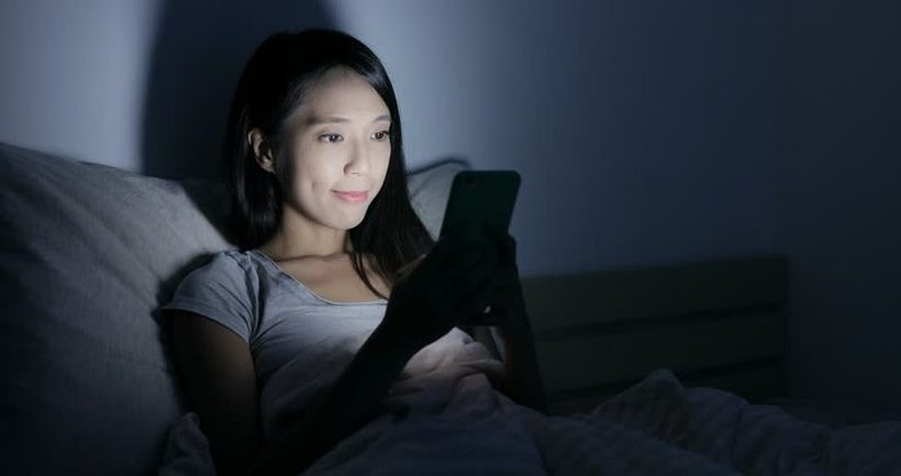 Науката си го кажа своето: Еве како гледањето во телефон во текот на ноќта влијае на здравјето