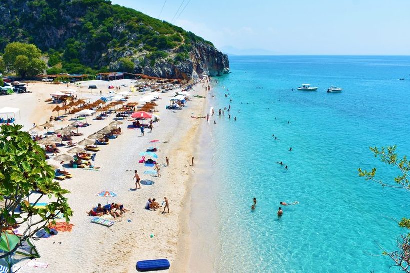 Албанија ги отвора границите и плажите: Еве кога ќе може да се оди на плажа