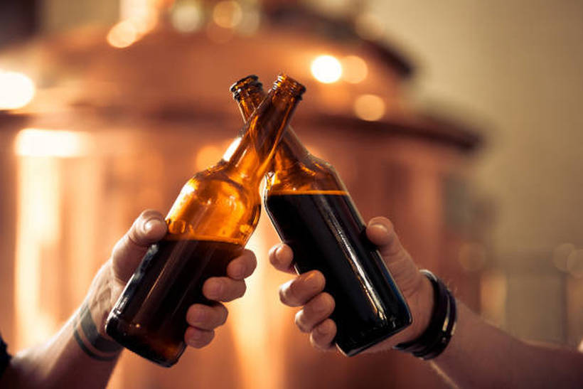 Интересен факт: Зошто пивските шишиња се претежно во кафена боја?