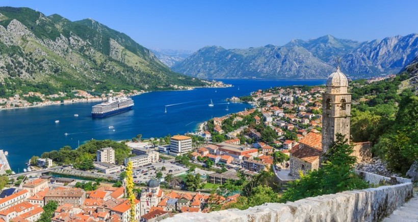 ПЛАТИ И ДО 800 ЕВРА: Црногорците бараат собарки, келнери, готвачи