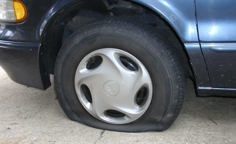 Еве како да замените пукната гума без дигалка