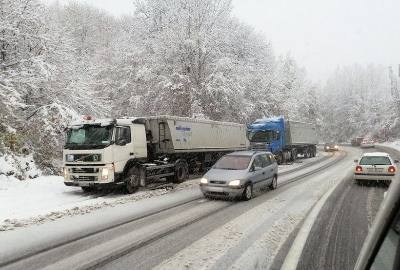 Забрана за сообраќај на тешки товарни возила на патот Маврово-Дебар
