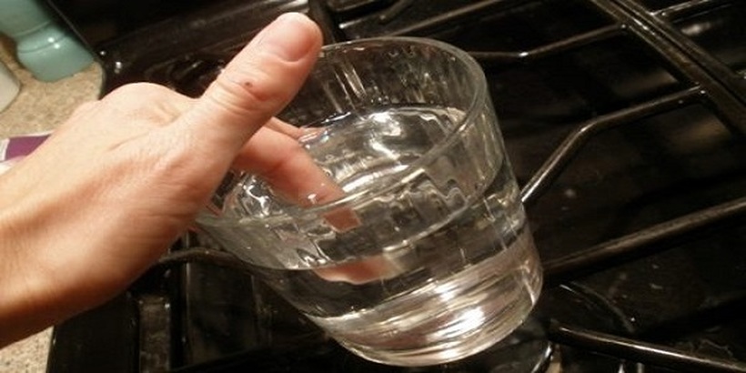 Ставете ги врвовите од прстите во чаша со вода и за 30 секунди ќе дознаете дали имате здравствен проблем