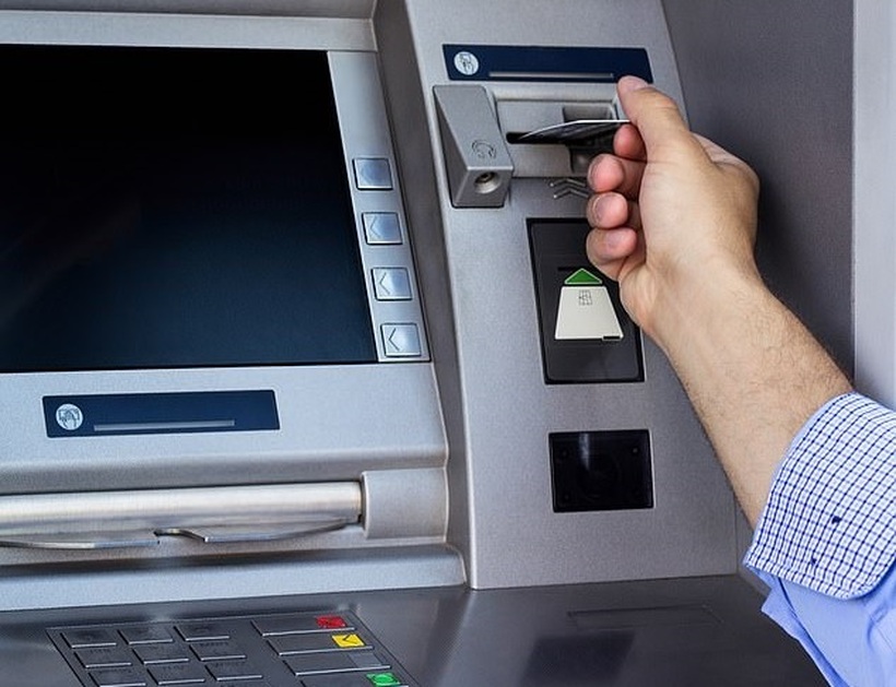 Бидете внимателни кога вадите пари од банкомат во странство – што ако ви ја „голтне“ картичката, а вие сте далеку од дома?
