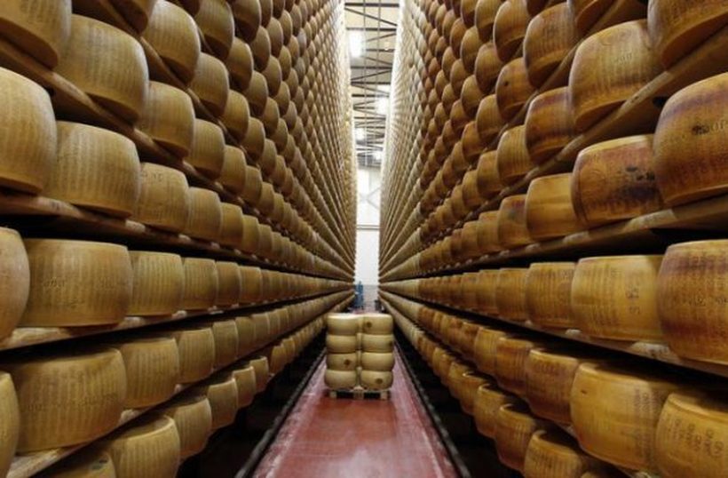 Во Италија постои банка за сирење, кредитите и долговите може да се плаќаат со пармезан