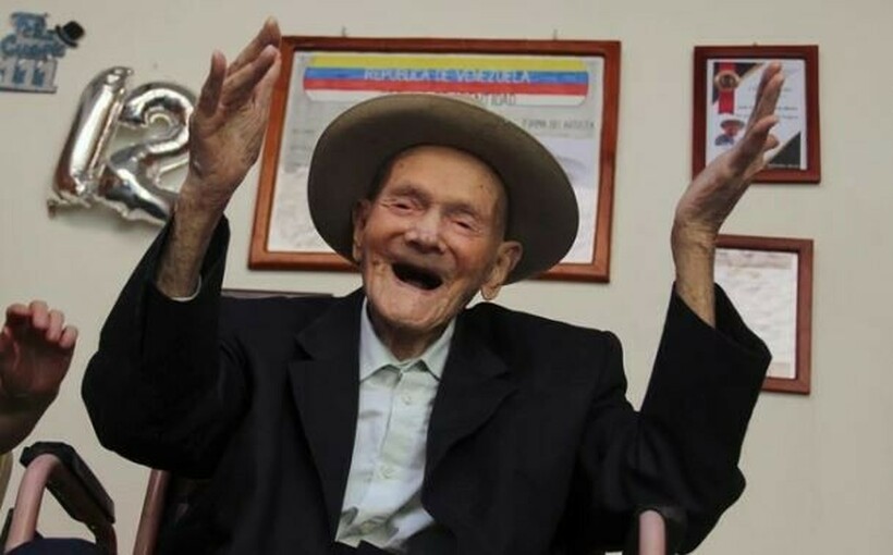 Почина најстариот човек на светот на 114 години: СЕКОЈ ДЕН ГО ПОЧНУВАШЕ СО РАКИЈА И ЈАДЕШЕ КОЛАЧИ