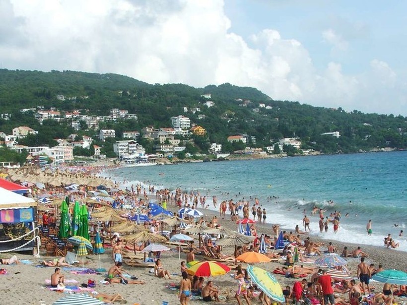 Црна Гора: На плажа ќе може од 18 мај, но под еден услов