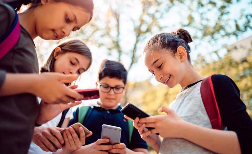 Кога децата треба да го добијат првиот мобилен телефон?