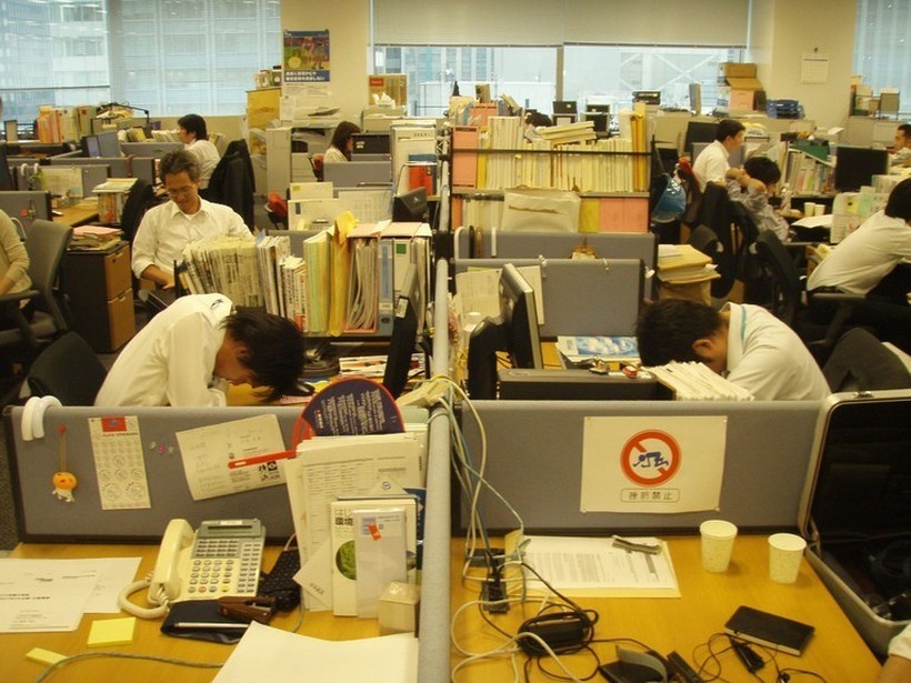 Во Јапонија плаќаат за да спиете на работа