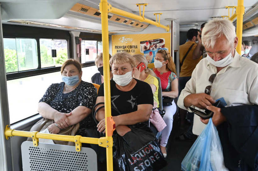 Маските се задолжителни во јавниот превоз и во други места, потсетува Комисијата за заразни болести