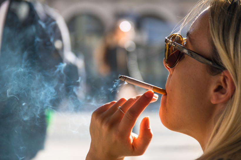 Научниците ги повикаа владите да ја зголемат законската возраст за пушење на 22 години
