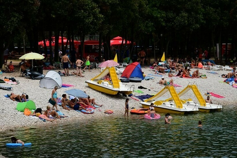 Во Хрватска ако спиете во парк или шетате по костим за капење, ќе платите казна 300 евра