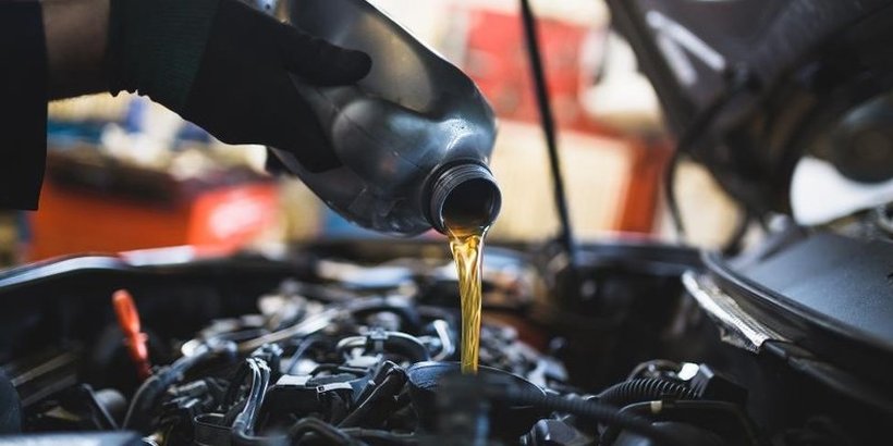 Трик кој треба да се знае: Како се досипува масло во моторот без да се растече