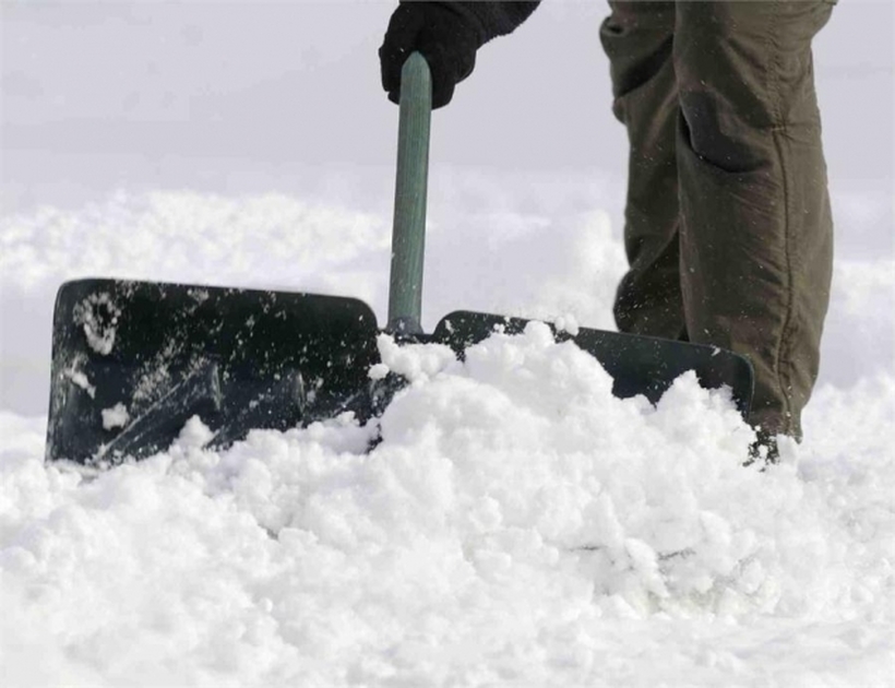 Снегот донесе нов бизнис: За чистење снег се плаќа од 13.000 денари неделно