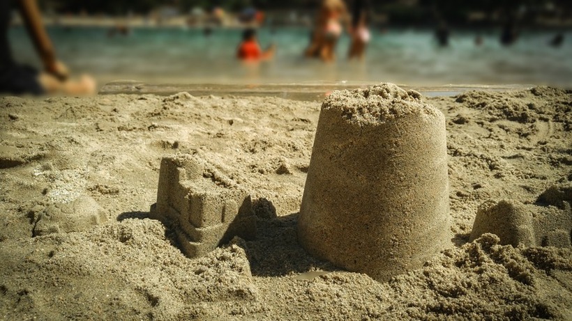 Забрана за правење замоци од песок на плажа: Ова се некои од најчудните закони во светот