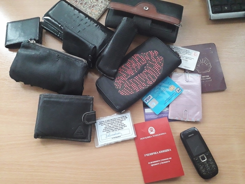 Шаренило во депото на „Изгубено-најдено” на ЈСП – картички „Скопска”, паричници, клучеви, мобилни