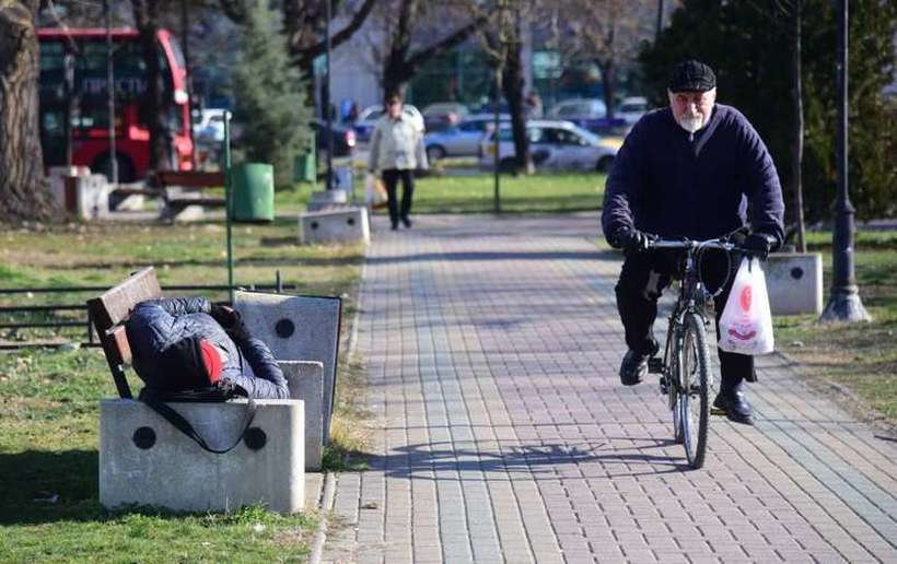 Околу 500 бездомници во Скопје, зимава ќе спијат под отворено небо, граѓаните можат да им донираат храна, медикаменти и чевли
