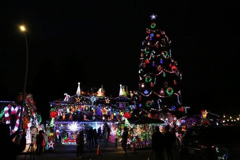 Куќа во Канада украсена со над 200.000 божиќни украси
