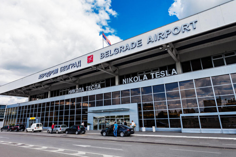 На дете му се слошило, па авион принудно слетал во Белград