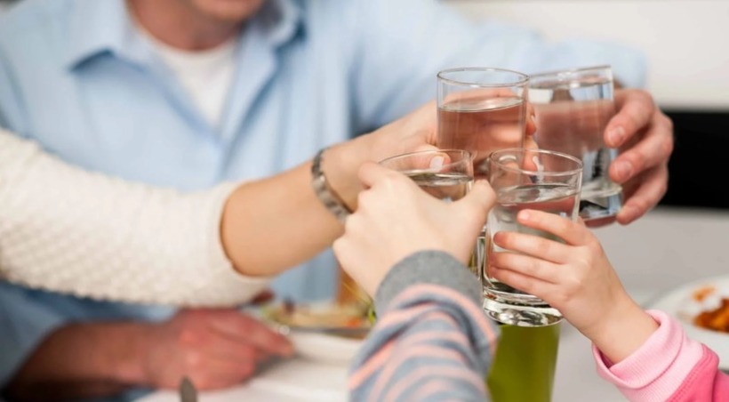 Дали е поздраво да пиете вода пред, за време или по оброците?
