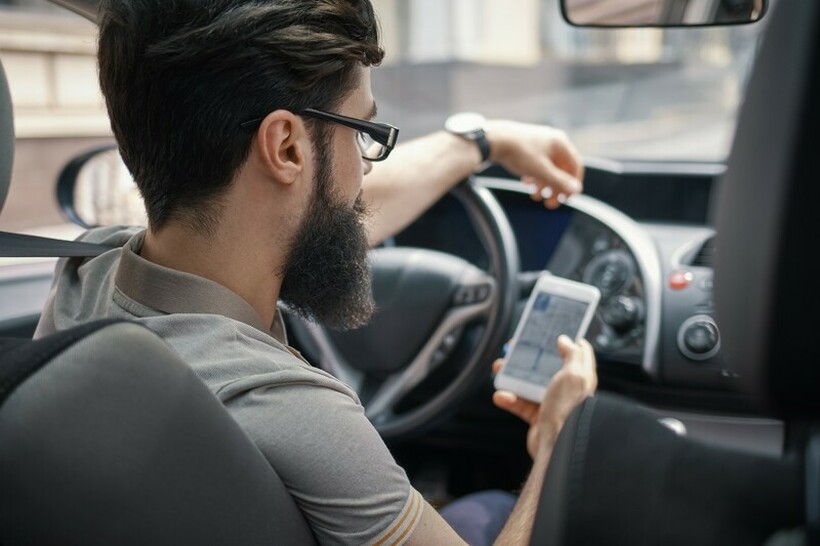 Опасна одлука: Во овие држави е легално да се користи мобилен телефон додека возите