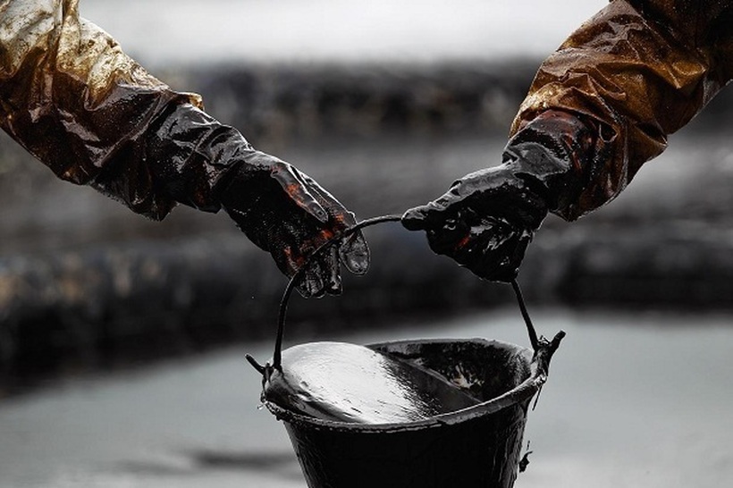 Доларот расте, во пад цените на нафтата