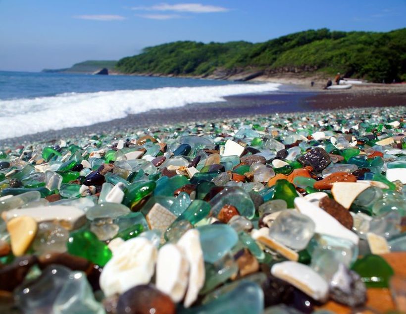 Чудо на природата: Некогашната советска депонија на празни шишиња вотка сега е една од најшарените плажи во светот
