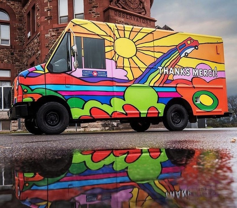 Одлична идеја која би можело да се примени и кај нас: Поштенски камиони во весели бои