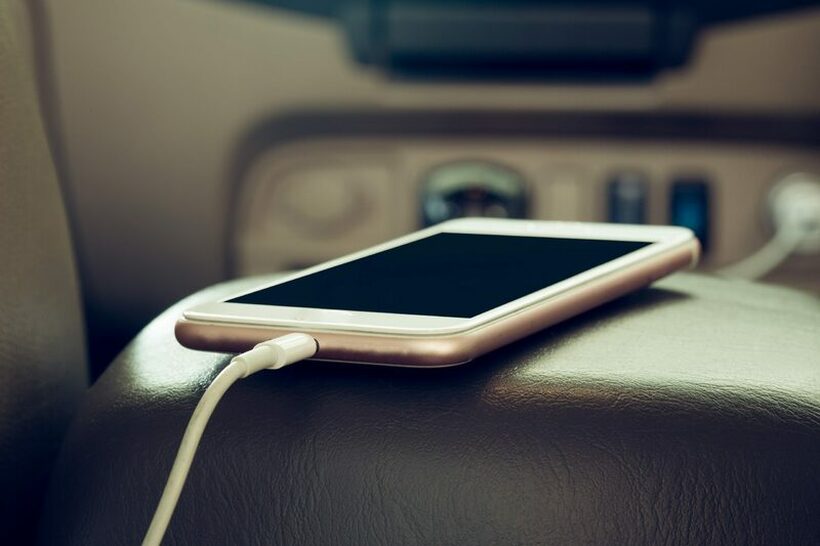 Дали знаете како правилно да го полните вашиот паметен телефон во автомобил?