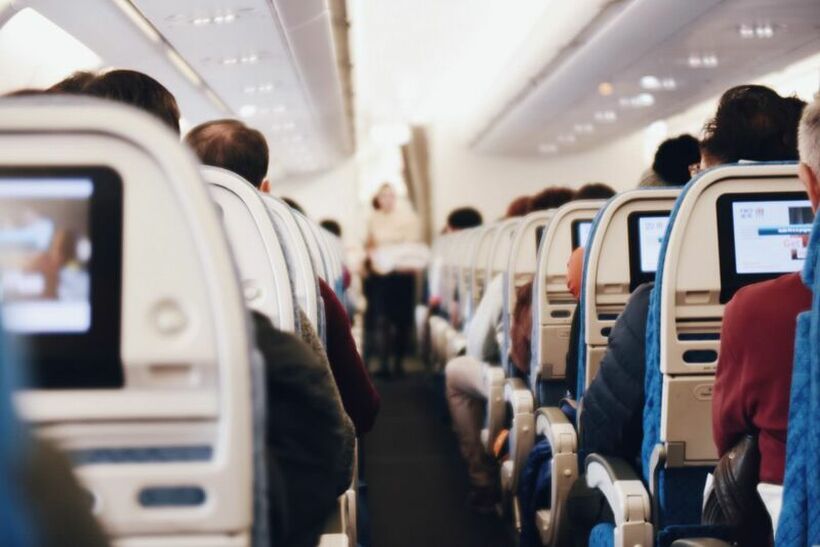 Непишани правила за патување со авион: Што и да правите, веројатно ги нервирате другите патници