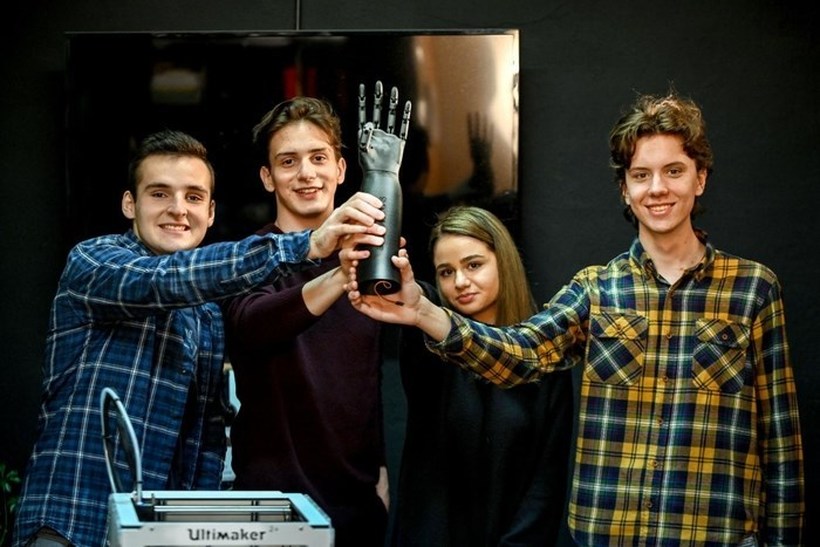 Средношколци од Скопје развија 3Д испринтана бионичка рака 30 пати поевтина од постојната