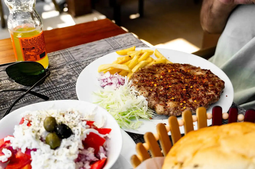 Црногорското приморје прескапо, ручекот за четворица чини 250 евра