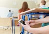 Австралија планира да ги забрани мобилните во државните училишта