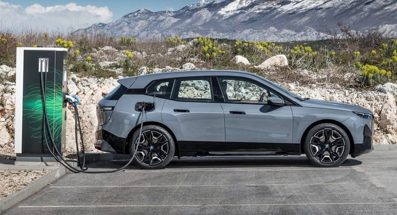 BMW ќе има пониски цени на батериите за 30% за да се натпреварува со Tesla