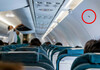 Дали знаете за што служат триаголниците кои се исцртани во патничката кабина на авионот?