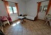 Би платиле 1.300 евра за да спиете во „подрумски апартман“ во Грција?