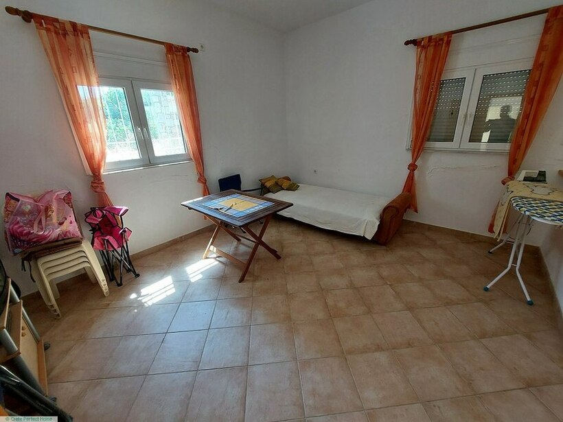 Би платиле 1.300 евра за да спиете во „подрумски апартман“ во Грција?