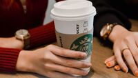 Starbucks го зголемува платеното родителско отсуство за своите вработени