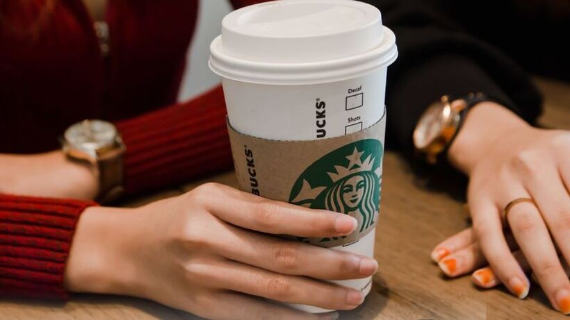 Starbucks го зголемува платеното родителско отсуство за своите вработени