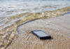 Како можете да спасите телефон паднат во солена вода