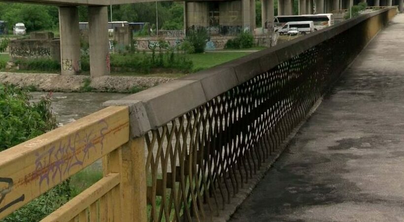 Мостот од Железничка кон Ист Гејт останува затворен и за пешаци и за возила