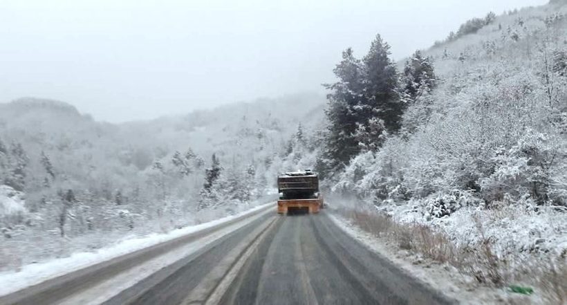 Патиштата под снег: Забрани за сообраќај на тешки товарни возила на неколку патни правци