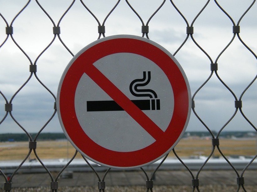 Французите забрануваат пушење на плажи, паркови и други јавни места