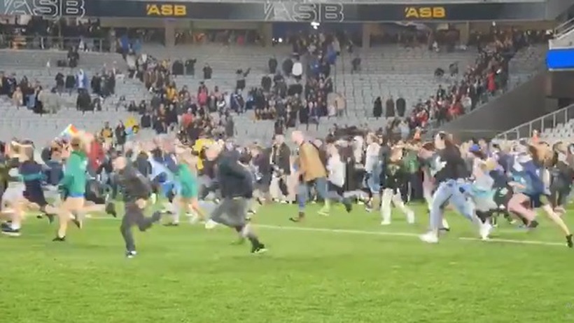 (Видео) Во ек на пандемијата 40.000 гледачи истрчаа на терен на рагби натпревар во Нов Зеланд