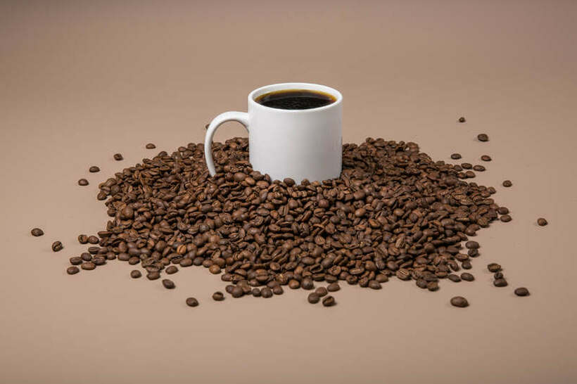 Дали е во ред да пиете кафе на празен стомак? Доктор открива две работи кои треба да се направат прво