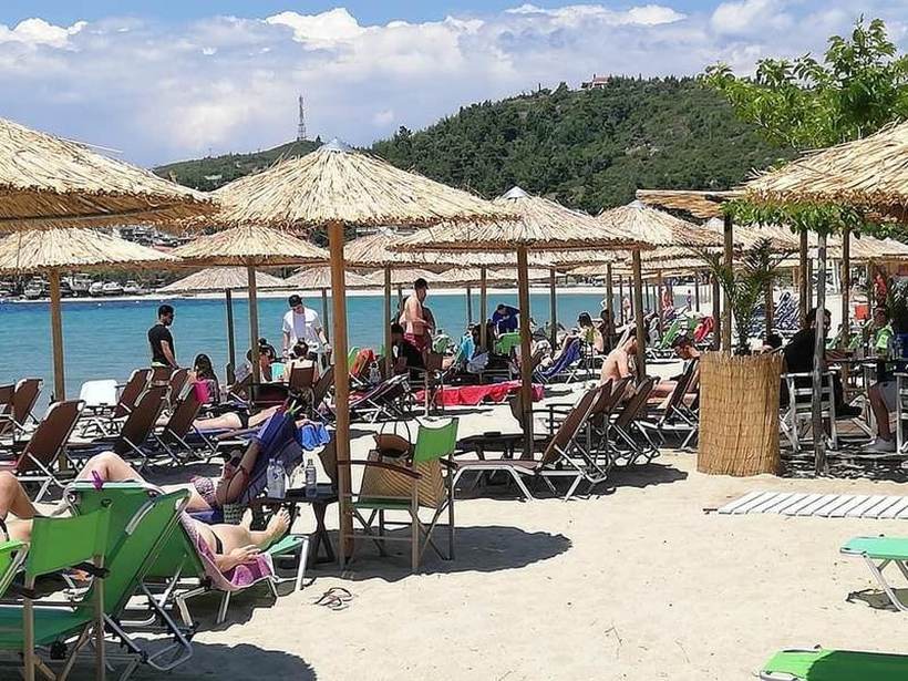 Грција денеска ги отвори плажите