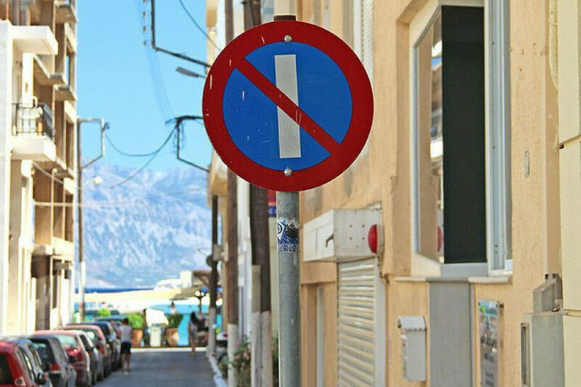 Сообраќаен знак во Грција кој може да ги збуни нашите возачи – еве што значи