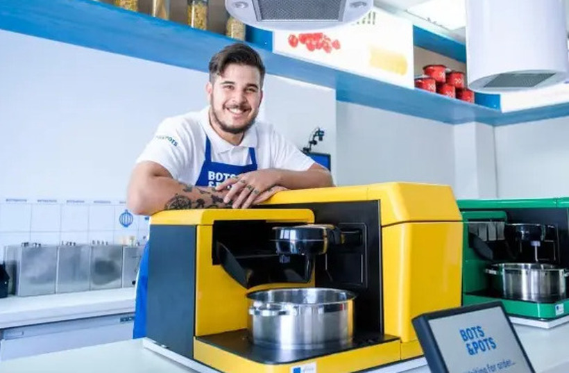 Без готвач, без келнер, без кеш: Ресторан во Загреб со робот-готвач и гастономска визија од иднината